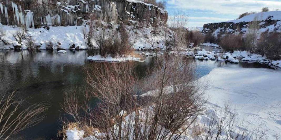 Karın kapattığı yollar açılınca herkes akın etti! Metrelerce buz sarkıtından görsel şölen: Kışın en büyüleyici manzarası 5